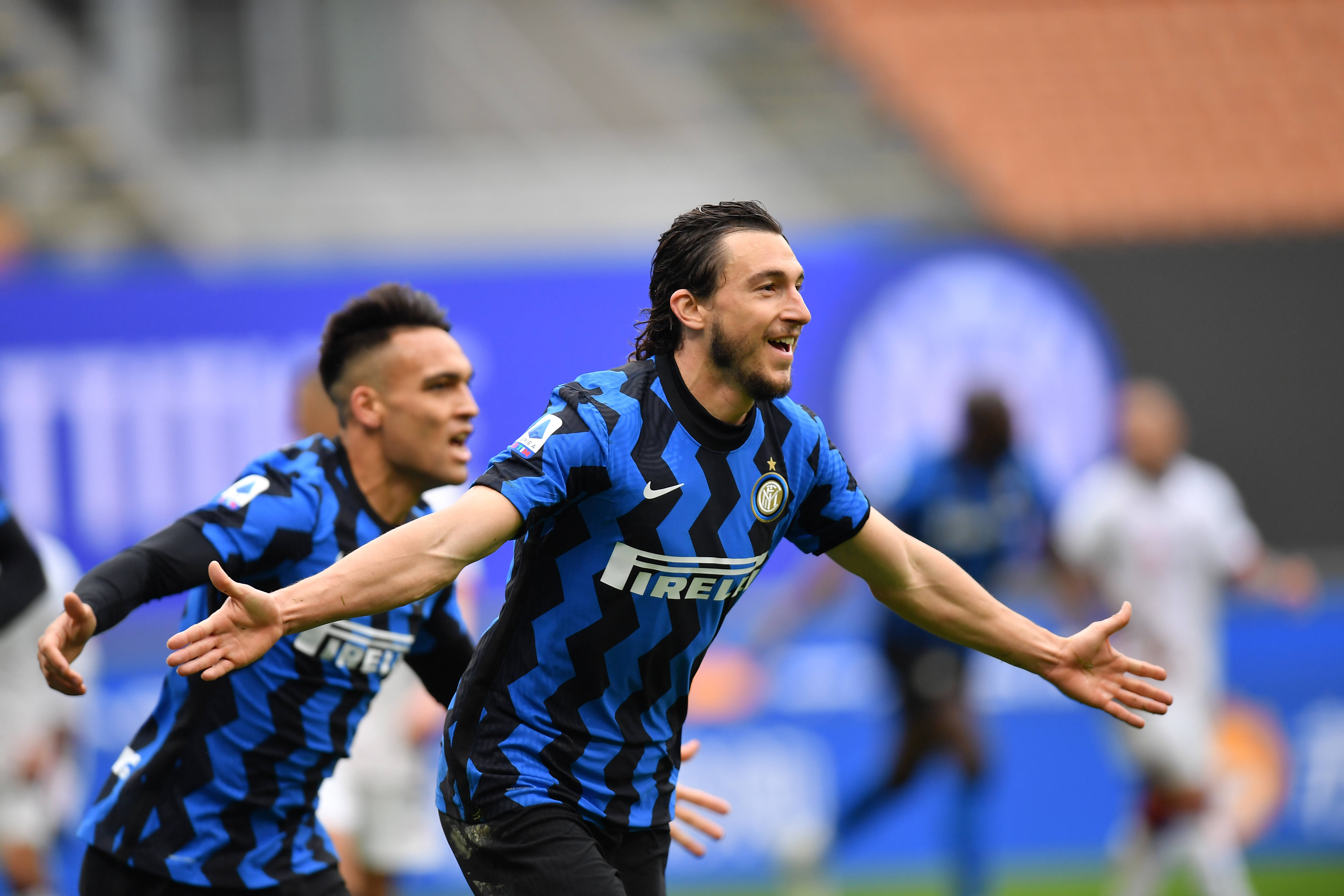 但边裁举旗 但边裁举旗